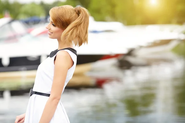 Beauté vintage femme sur mer avec bateau — Photo