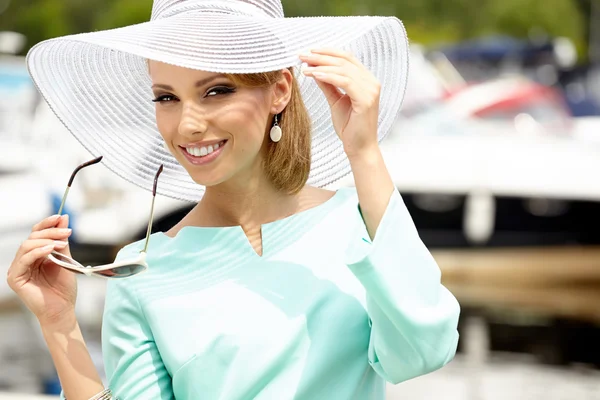 Piękna młoda kobieta w kapelusz lato na zewnątrz — Zdjęcie stockowe