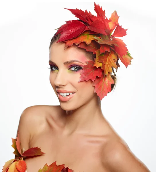Mooie vrouw met herfst bladeren op whiite achtergrond — Stockfoto