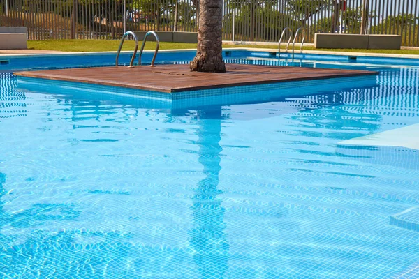 Piscina com reflexos ensolarados — Fotografia de Stock