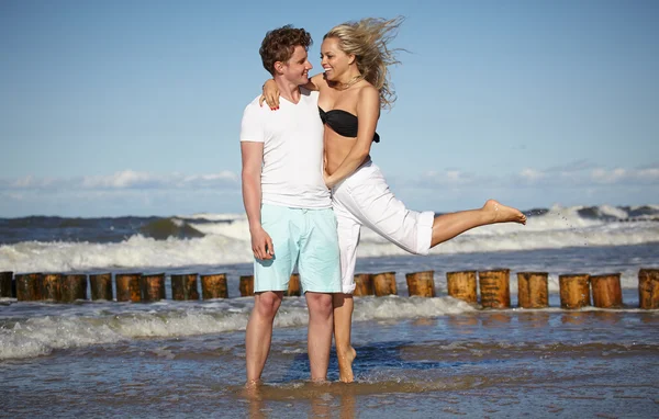 Portrait of a couple posing with the beach as background — Stock Photo, Image