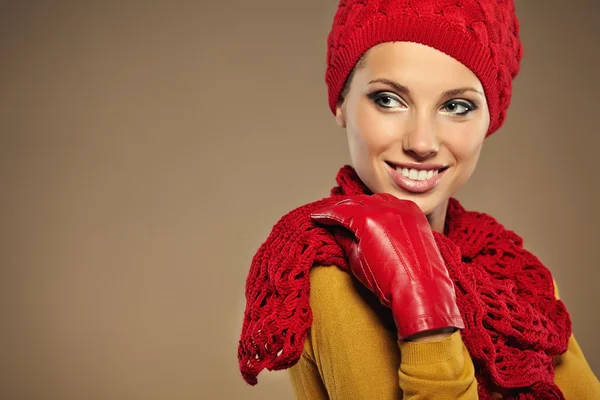 Modische Frau in Herbstfarbe vor braunem Hintergrund — Stockfoto