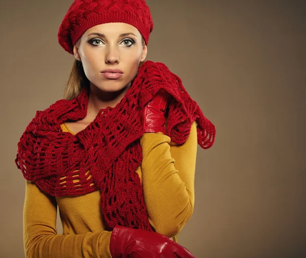 La mujer a la moda en el color otoñal en el fondo marrón —  Fotos de Stock