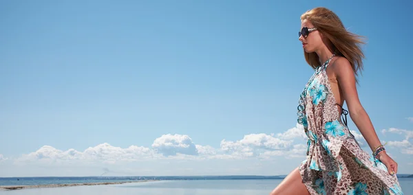 Elegant woman wear dress in motorboat — Stock Photo, Image