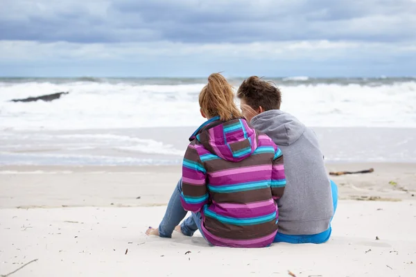 Male and female embracing on coast — Stock Photo, Image