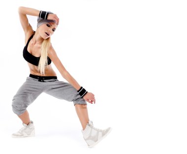 Stüdyo arka planında modern stil dansçısı