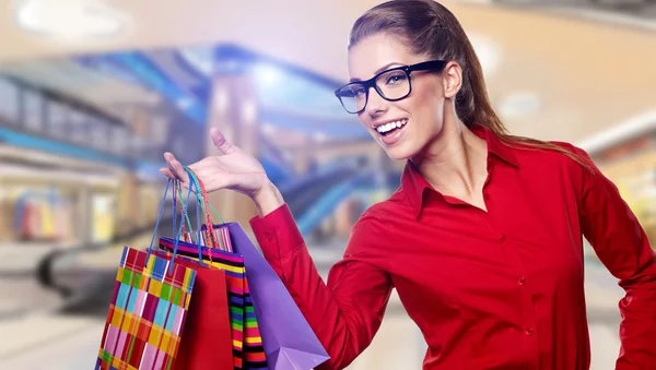 Beautiful shopping woman at a draw mall — Stock Photo, Image