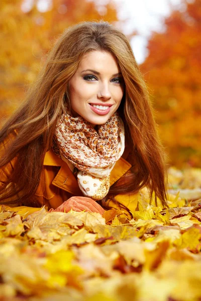 Mujer con hojas de otoño — Foto de Stock