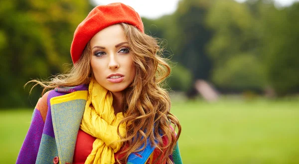 Mulher de moda andando no parque de outono — Fotografia de Stock