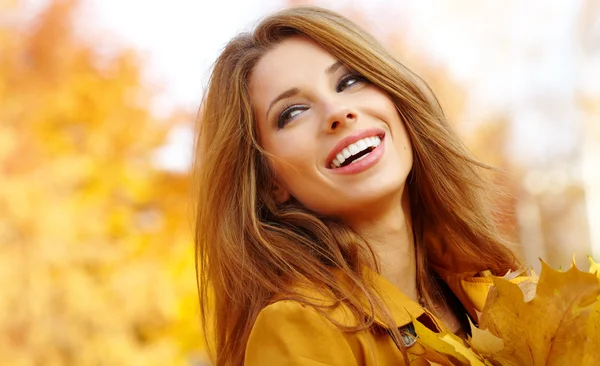 Hermosa mujer de otoño en el parque de oro — Foto de Stock