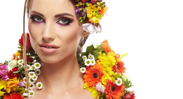 Mujer joven y flores en su cabello — Foto de Stock