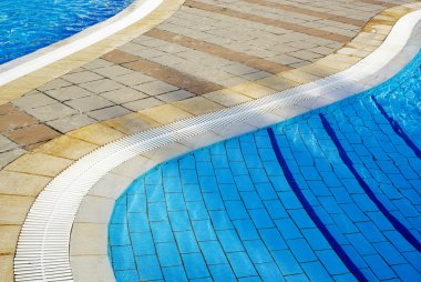 Mavi suyla yüzme havuzunun bir parçası.