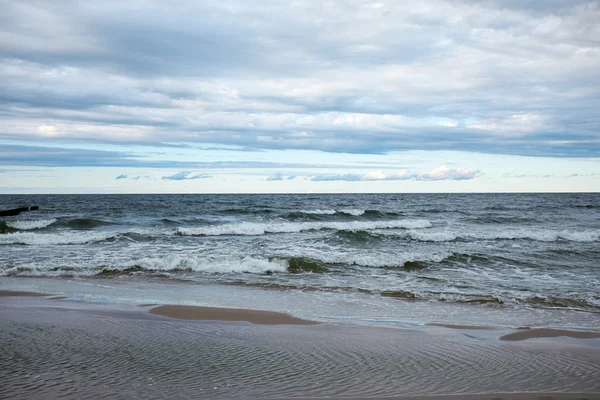 Балтийский пляж с белым песком — стоковое фото