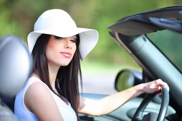 Портрет красивой летней женщины в машине — стоковое фото