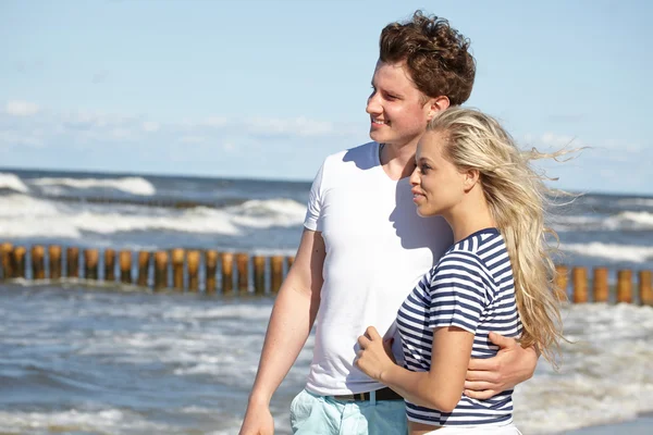 Jovem casal feliz se divertindo na praia . — Fotografia de Stock