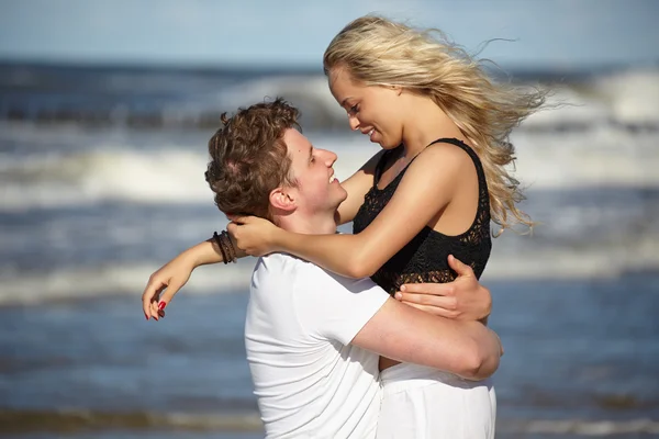 Young happy couple having fun on the beach. — Stock Photo, Image