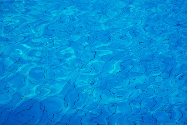 Parte de la piscina con agua azul — Foto de Stock