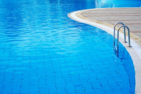 Parte de la piscina con agua azul — Foto de Stock