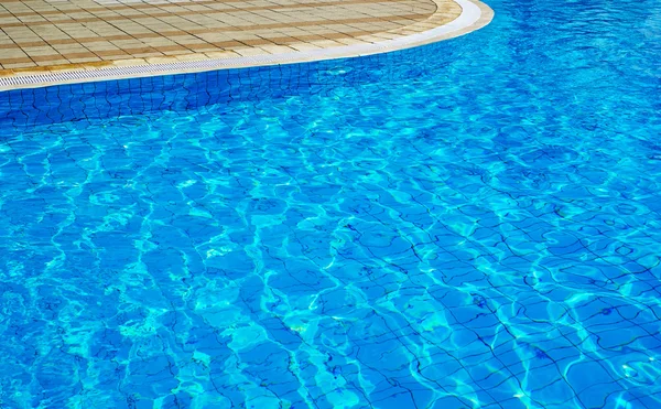 Parte de la piscina con agua azul — Foto de Stock