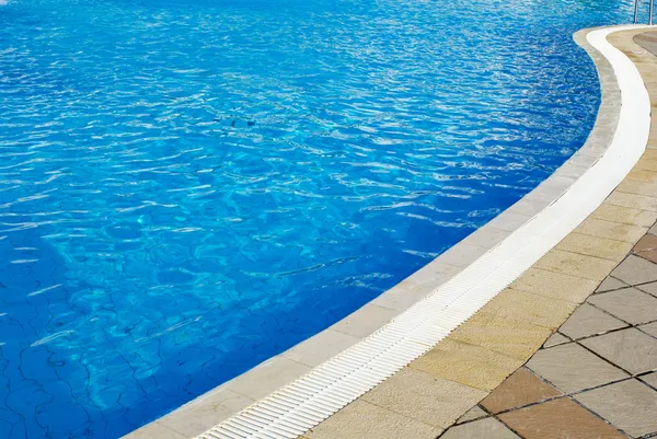 Parte da piscina com água azul — Fotografia de Stock