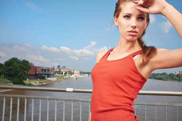 Souriant fitness woman.City fond de rivière — Photo