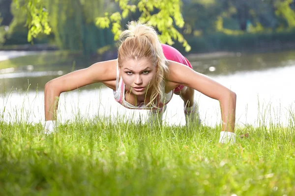 Fitte Frau in der Natur im Frühling — Stockfoto