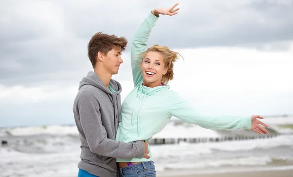 Couple embracing on coast — Stock Photo, Image