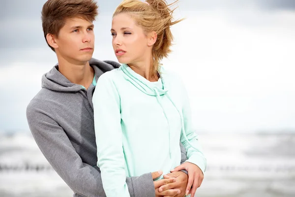 Romantyczna młoda para na plaży jesień — Zdjęcie stockowe