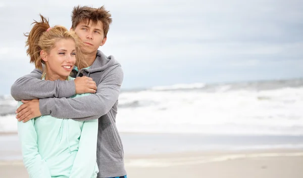 Romântico jovem casal na praia de outono — Fotografia de Stock