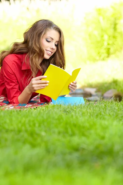 Belle fille avec livre dans le parc d'automne — Photo