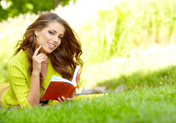 Όμορφο κορίτσι με το βιβλίο στο πάρκο φθινόπωρο — Φωτογραφία Αρχείου