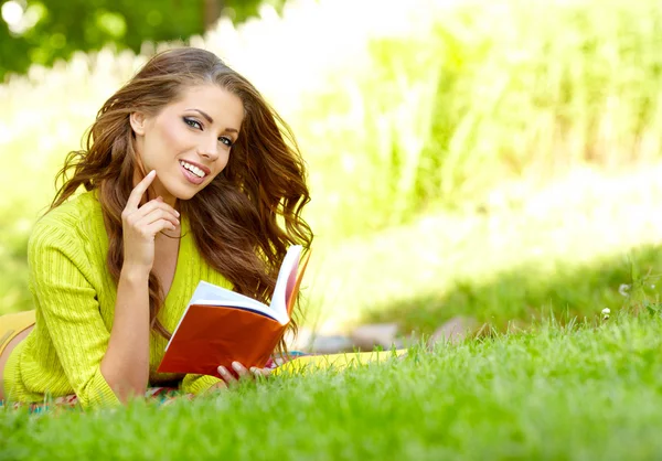 Belle fille avec livre dans le parc d'automne — Photo