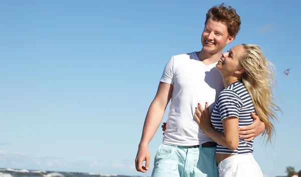 Retrato de um casal posando com a praia como fundo — Fotografia de Stock