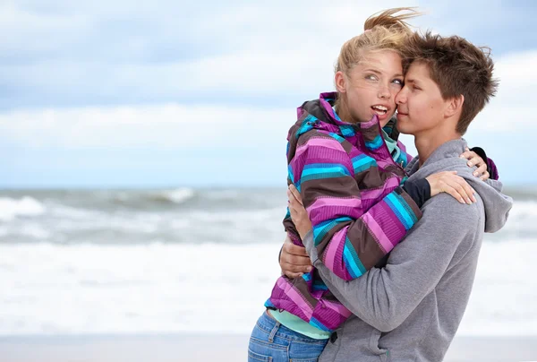 Coppia Godersi la romantica spiaggia autunnale — Foto Stock