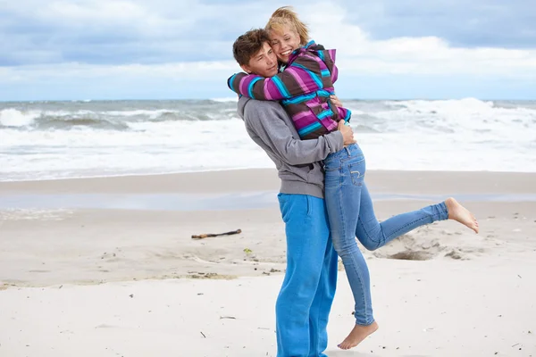 Couple embracing on coast — Stock Photo, Image