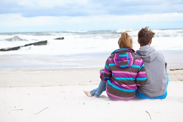 Paar genieten van romantische herfst strand — Stockfoto