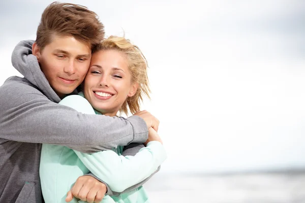 Couple embracing on coast — Stock Photo, Image