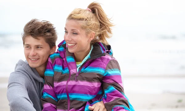 Couple embracing on coast — Stock Photo, Image