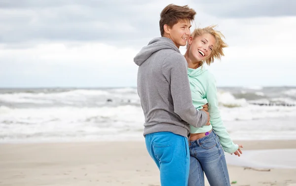 Couple embracing on coast — Stock Photo, Image