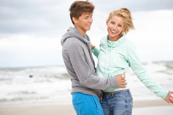 Couple embracing on coast — Stock Photo, Image