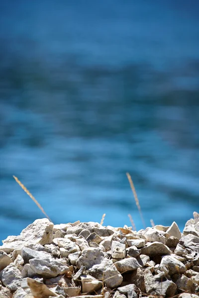 Skály, moře a modrá obloha, zázemí pro krytí — Stock fotografie