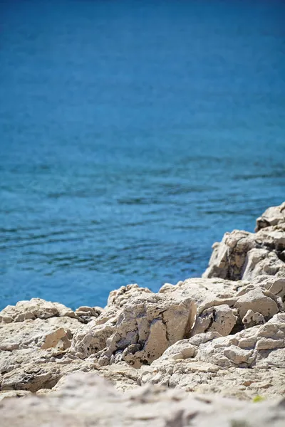 Felsen, Meer und blauer Himmel, Hintergrund für Deckel — Stockfoto