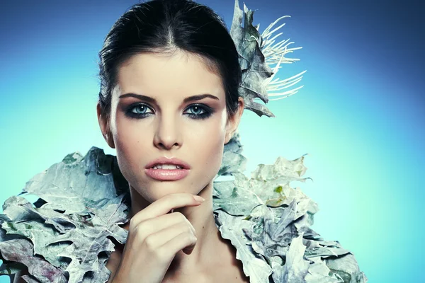 Jeune femme à l'image créative avec maquillage artistique argenté . — Photo