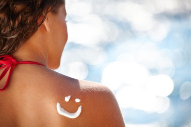 Suncream omuz (sığ dof, ile yapılan bir gülümseme)