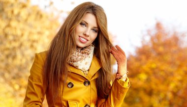 sonbahar kadını yapraklar