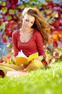 sonbahar park kitap ile güzel kız