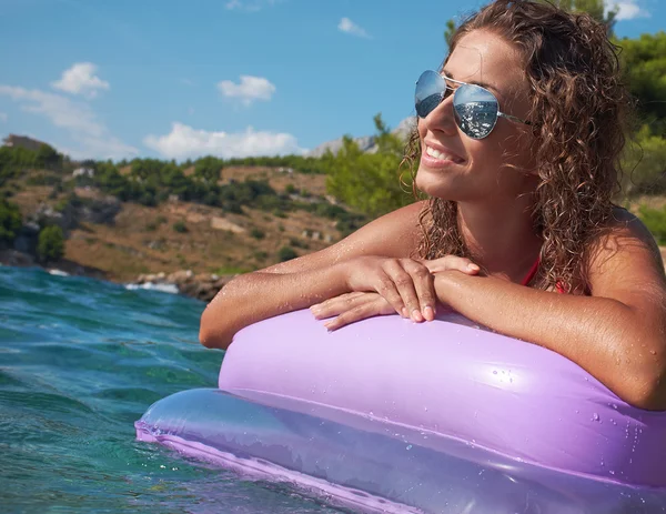 Mulher que relaxa no colchão inflável . — Fotografia de Stock