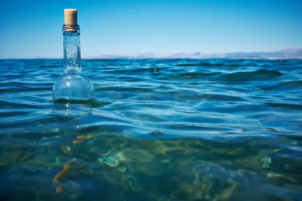 Bottiglia con messaggio in acqua — Foto Stock