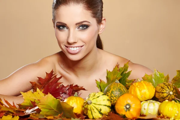 Mujer con calabaza de otoño y hojas . —  Fotos de Stock