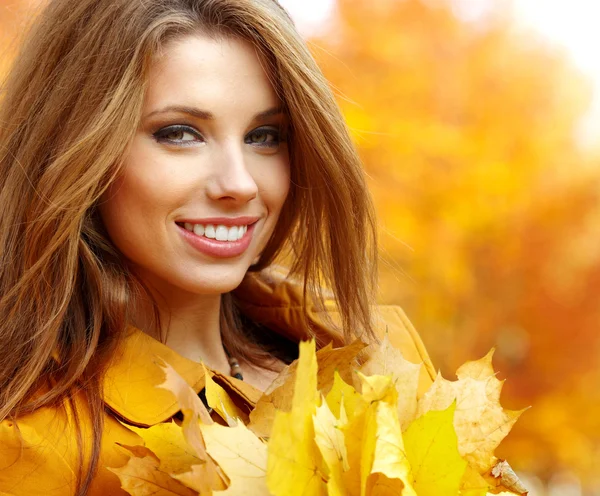 Herfst vrouw op Bladeren — Stockfoto